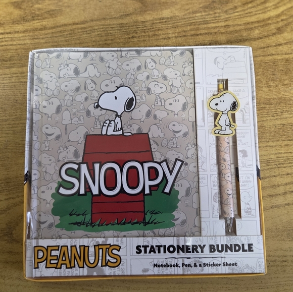 Peanuts Other - Peanuts Snoopy Red and Green Stationery Set